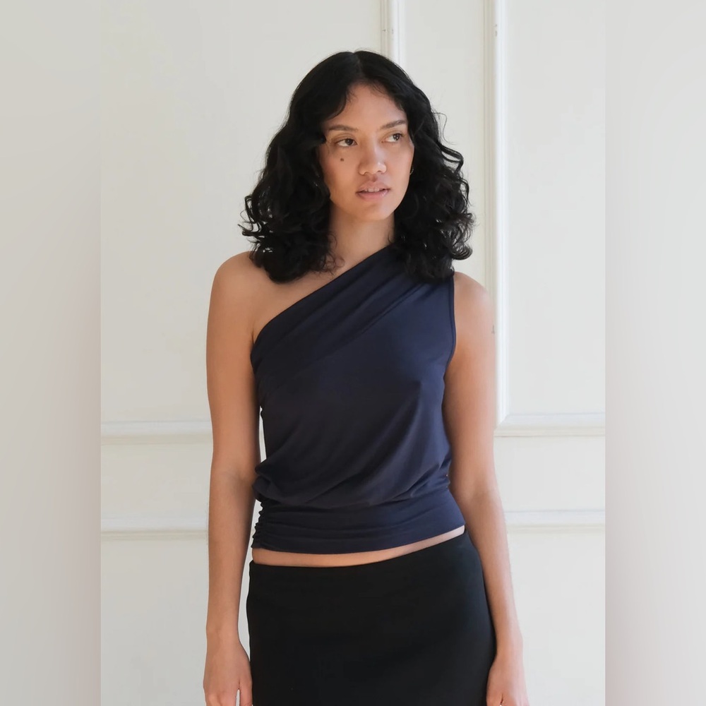 GEEL Soft Navy Off-Shoulder Top